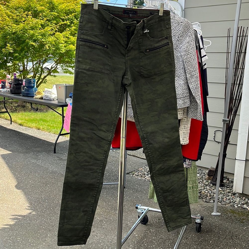 Womens green camo style pants, size 27